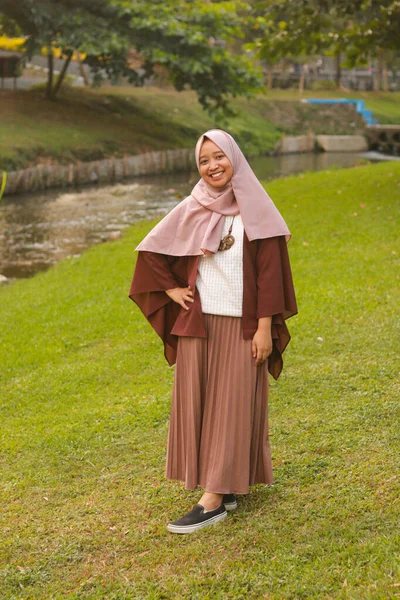 Retrato Moda Joven Hermosa Mujer Musulmana Asiática Con Hijab —  Fotos de Stock