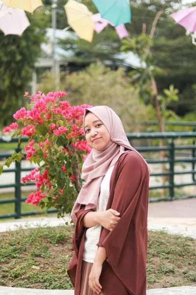 Portrait Mode Jeune Belle Femme Musulmane Asiatique Avec Port Hijab — Photo