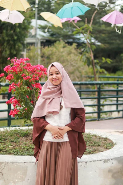 Gambar Fashion Dari Wanita Muda Muslim Asia Yang Cantik Dengan — Stok Foto