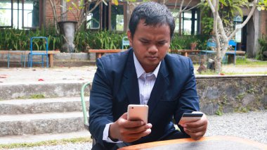 İş adamı gündüz çalışıyor.