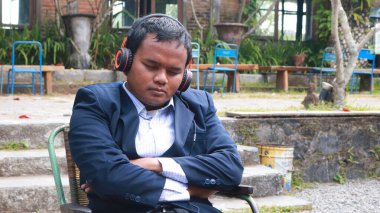 İş adamı gündüz çalışıyor.