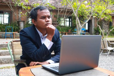 İş adamı gündüz çalışıyor.