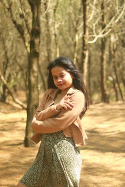 Sahilde güzel bir Asyalı kadının açık hava hayat portresi..