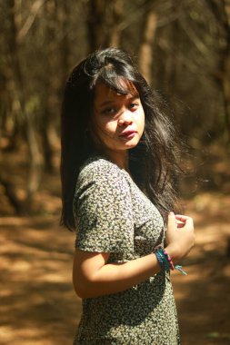 Sahilde güzel bir Asyalı kadının açık hava hayat portresi..