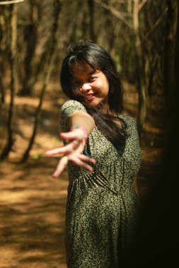 Sahilde güzel bir Asyalı kadının açık hava hayat portresi..