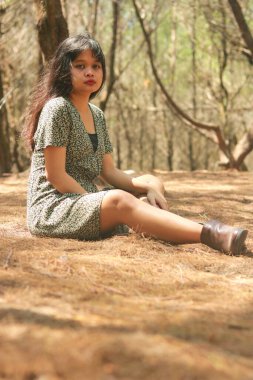 Sahilde güzel bir Asyalı kadının açık hava hayat portresi..