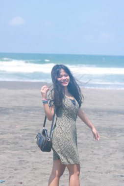 Sahilde güzel bir Asyalı kadının açık hava hayat portresi..