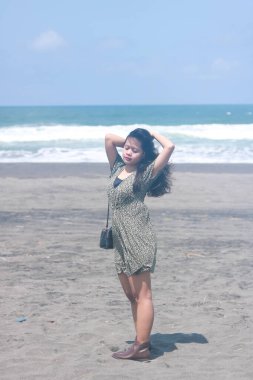 Sahilde güzel bir Asyalı kadının açık hava hayat portresi..
