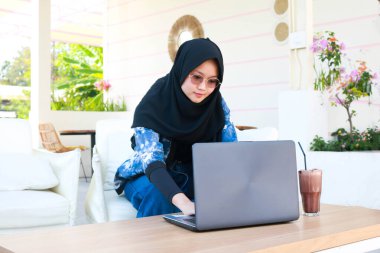 Başörtüsü takan güzel Asyalı Müslüman kadının moda portresi..