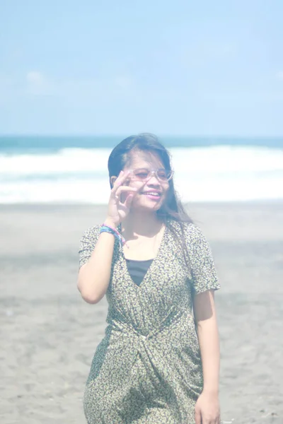 Estilo Vida Aire Libre Retrato Hermosa Joven Mujer Asiática Playa —  Fotos de Stock