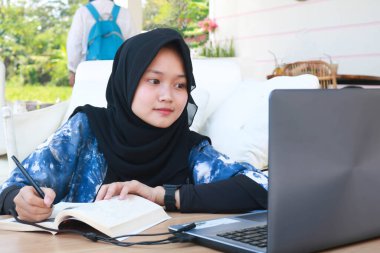 Başörtüsü takan güzel Asyalı Müslüman kadının moda portresi..