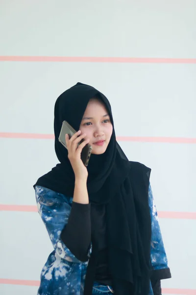 Modeporträt Einer Jungen Schönen Asiatischen Muslimin Mit Hijab — Stockfoto