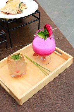 Lokantadaki kokteyllerin manzarasını kapat. 