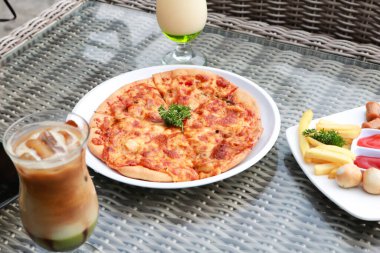 Pizza masadaki yakın çekim görüntüsü