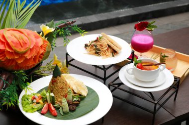 Pirinç piramidi yakın plan ve sebzeler, creme brulee, içecekler, akşam yemeği