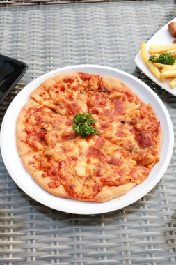Pizza masadaki yakın çekim görüntüsü