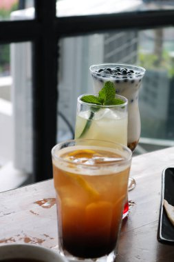 Kokteyl seçimi restoranda kapanıyor. 