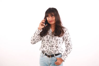 Beyaz arka planda kadın yüzünün güzel portresi