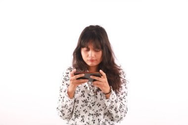 Beyaz arka planda kadın yüzünün güzel portresi