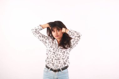 Beyaz arka planda kadın yüzünün güzel portresi