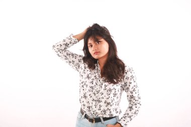 Beyaz arka planda kadın yüzünün güzel portresi