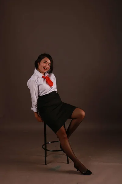 Güzel seksi Asyalı kadın ofis tarzı moda kıyafetleri.. 