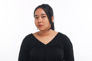 Beyaz arka planda makyajı olmayan genç Asyalı kadın..