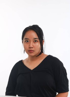 Beyaz arka planda makyajı olmayan genç Asyalı kadın..