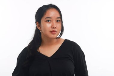 Beyaz arka planda makyajı olmayan genç Asyalı kadın..