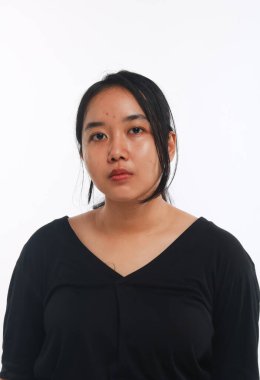 Beyaz arka planda makyajı olmayan genç Asyalı kadın..