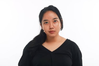 Beyaz arka planda makyajı olmayan genç Asyalı kadın..