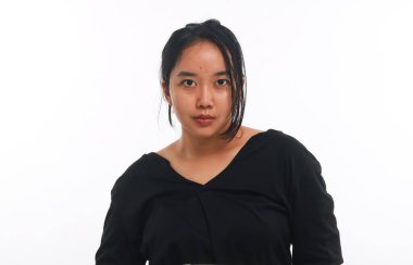 Beyaz arka planda makyajı olmayan genç Asyalı kadın..