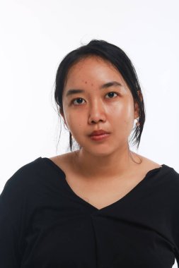 Beyaz arka planda makyajı olmayan genç Asyalı kadın..