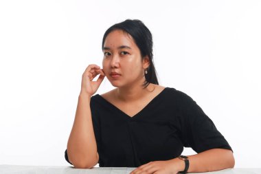 Beyaz arka planda makyajı olmayan genç Asyalı kadın..