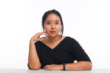 Beyaz arka planda makyajı olmayan genç Asyalı kadın..