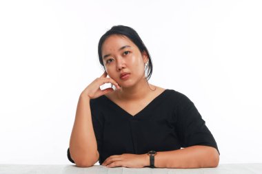 Beyaz arka planda makyajı olmayan genç Asyalı kadın..