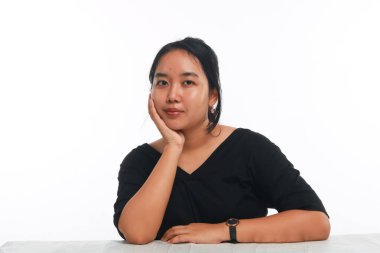 Beyaz arka planda makyajı olmayan genç Asyalı kadın..