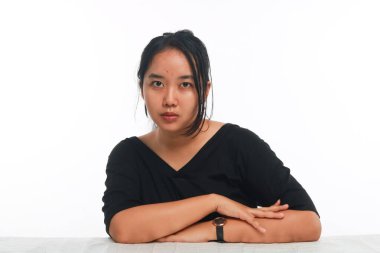 Beyaz arka planda makyajı olmayan genç Asyalı kadın..