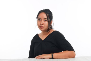 Beyaz arka planda makyajı olmayan genç Asyalı kadın..