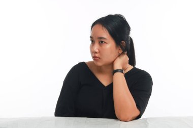 Beyaz arka planda makyajı olmayan genç Asyalı kadın..