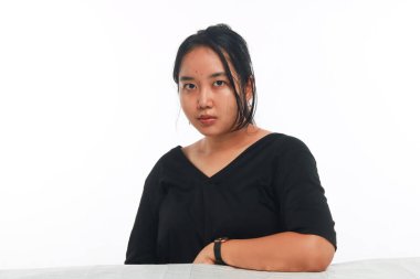 Beyaz arka planda makyajı olmayan genç Asyalı kadın..