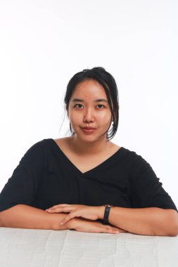 Beyaz arka planda makyajı olmayan genç Asyalı kadın..