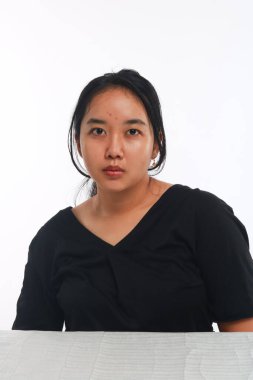 Beyaz arka planda makyajı olmayan genç Asyalı kadın..