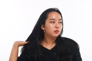 Beyaz arka planda makyajı olmayan genç Asyalı kadın..