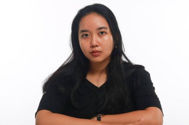 Beyaz arka planda makyajı olmayan genç Asyalı kadın..