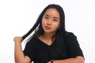 Beyaz arka planda makyajı olmayan genç Asyalı kadın..