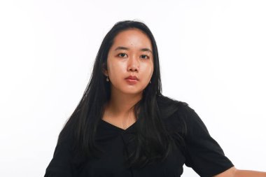 Beyaz arka planda makyajı olmayan genç Asyalı kadın..