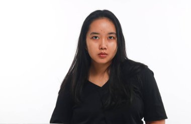 Beyaz arka planda makyajı olmayan genç Asyalı kadın..