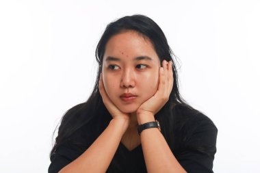 Beyaz arka planda makyajı olmayan genç Asyalı kadın..