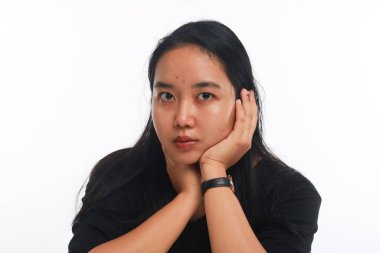 Beyaz arka planda makyajı olmayan genç Asyalı kadın..